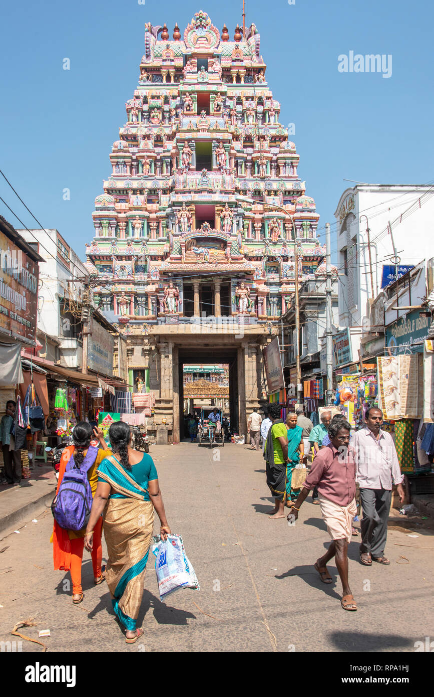 Una strada trafficata scena che conduce a uno all'ingresso principale del Sri Ranganatha Swamy tempio di Srirangam in una giornata di sole con cielo blu. Foto Stock