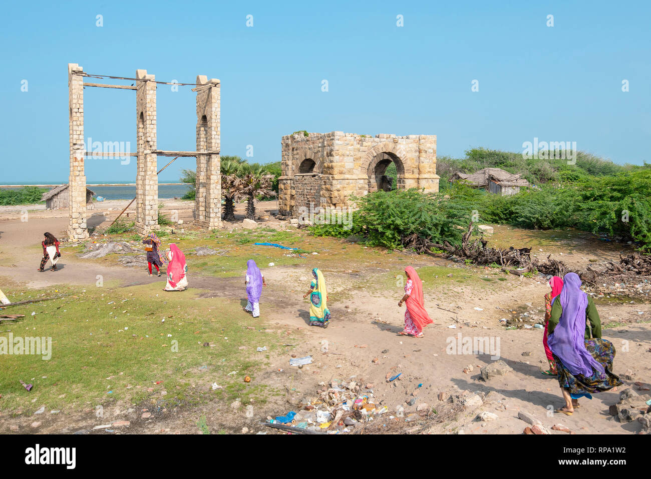 Donne locali visitare Dhanushkodi o la città fantasma - che era stata distrutta da un ciclone 22 dic 1964 in una giornata di sole con cielo blu. Foto Stock