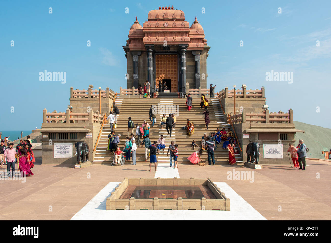 Turisti e gente locale visitando il Vivekananda Rock Memorial in Kanyakumari in una giornata di sole con cielo blu. Foto Stock