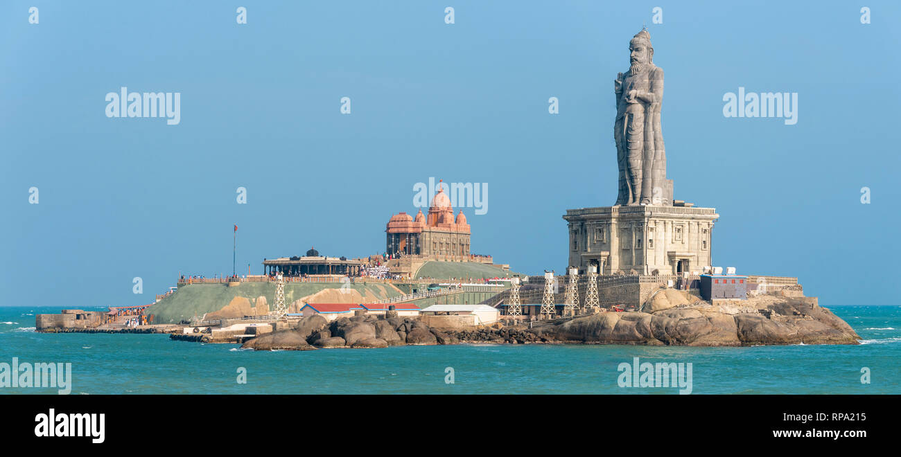 A 2 foto stitch vista panoramica del Vivekananda Rock Memorial e Thiruvalluvar Statue vicino alla città di Kanyakumari in una giornata di sole. Foto Stock