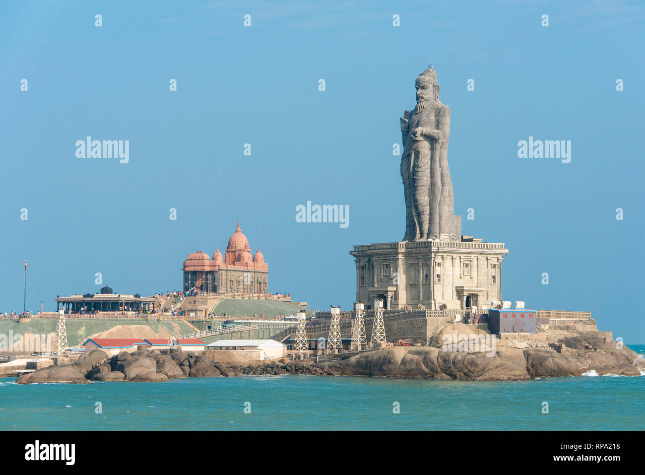 Una vista del Vivekananda Rock Memorial e Thiruvalluvar Statue vicino alla città di Kanyakumari in una giornata di sole con cielo blu. Foto Stock