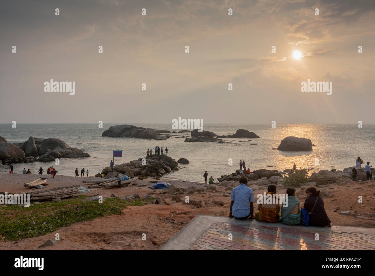 Immagine hdr di folle di locale indiana alla gente piace andare in spiaggia al tramonto per guardare il sole andare giù in spiaggia al tramonto View Point in Kanyakumari. Foto Stock