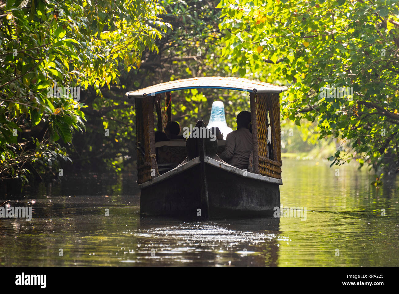 Una giornata tipica barca galleggianti in Kerala backwaters in una giornata di sole. Foto Stock
