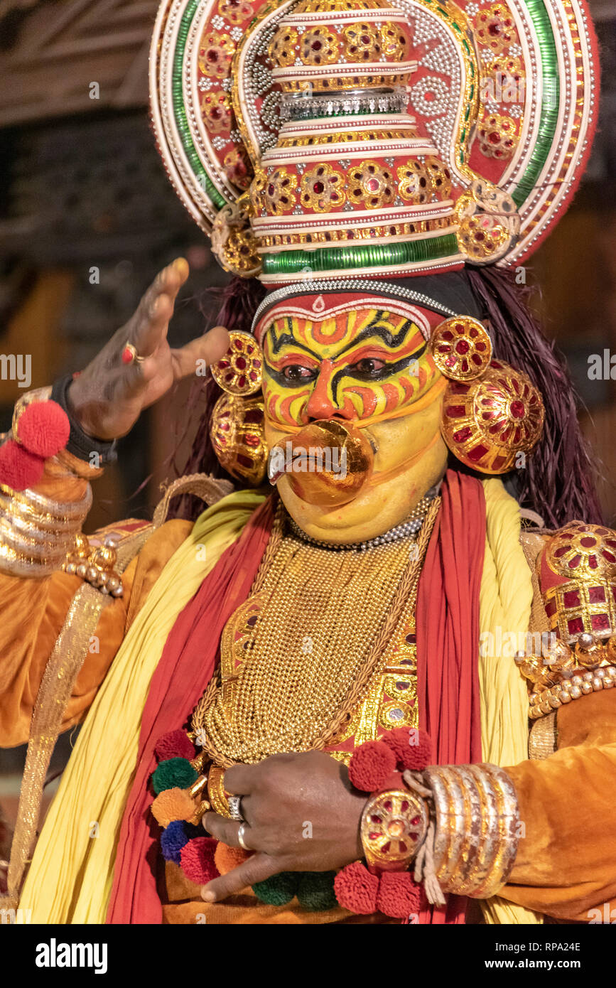 Close up degli esecutori Kathakali tradizionale spettacolo di danza presso il Kerala Kathakali Centre, Cochin. Foto Stock