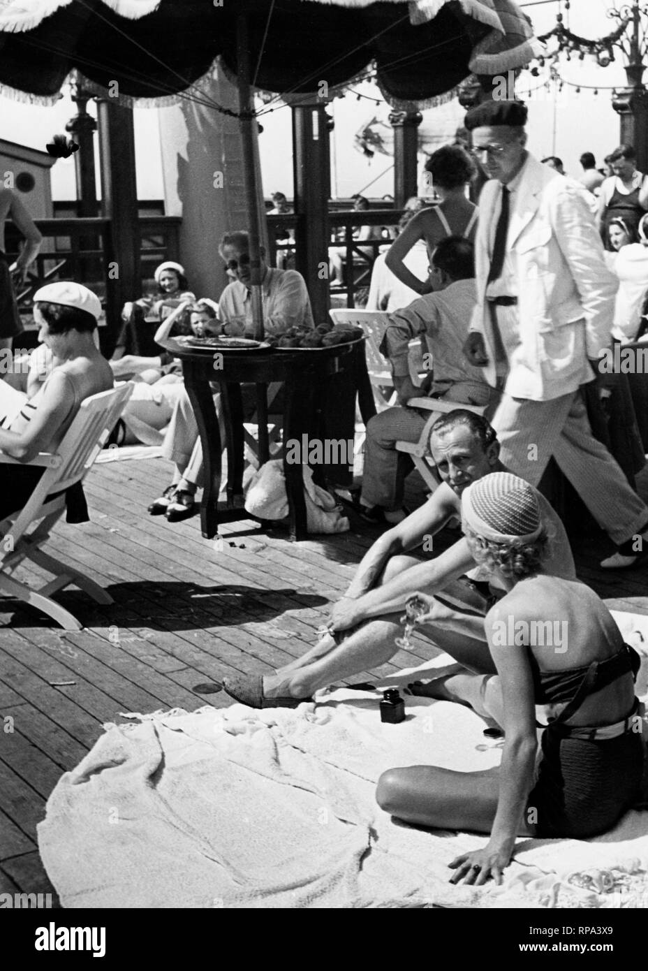 I turisti sul ponte di una nave, 1930 Foto Stock