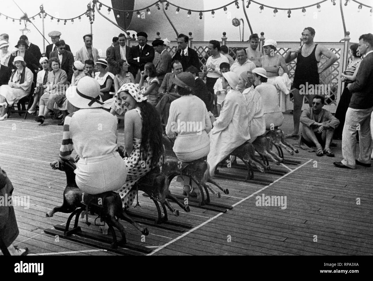 I turisti sul ponte di una nave, 1930 Foto Stock