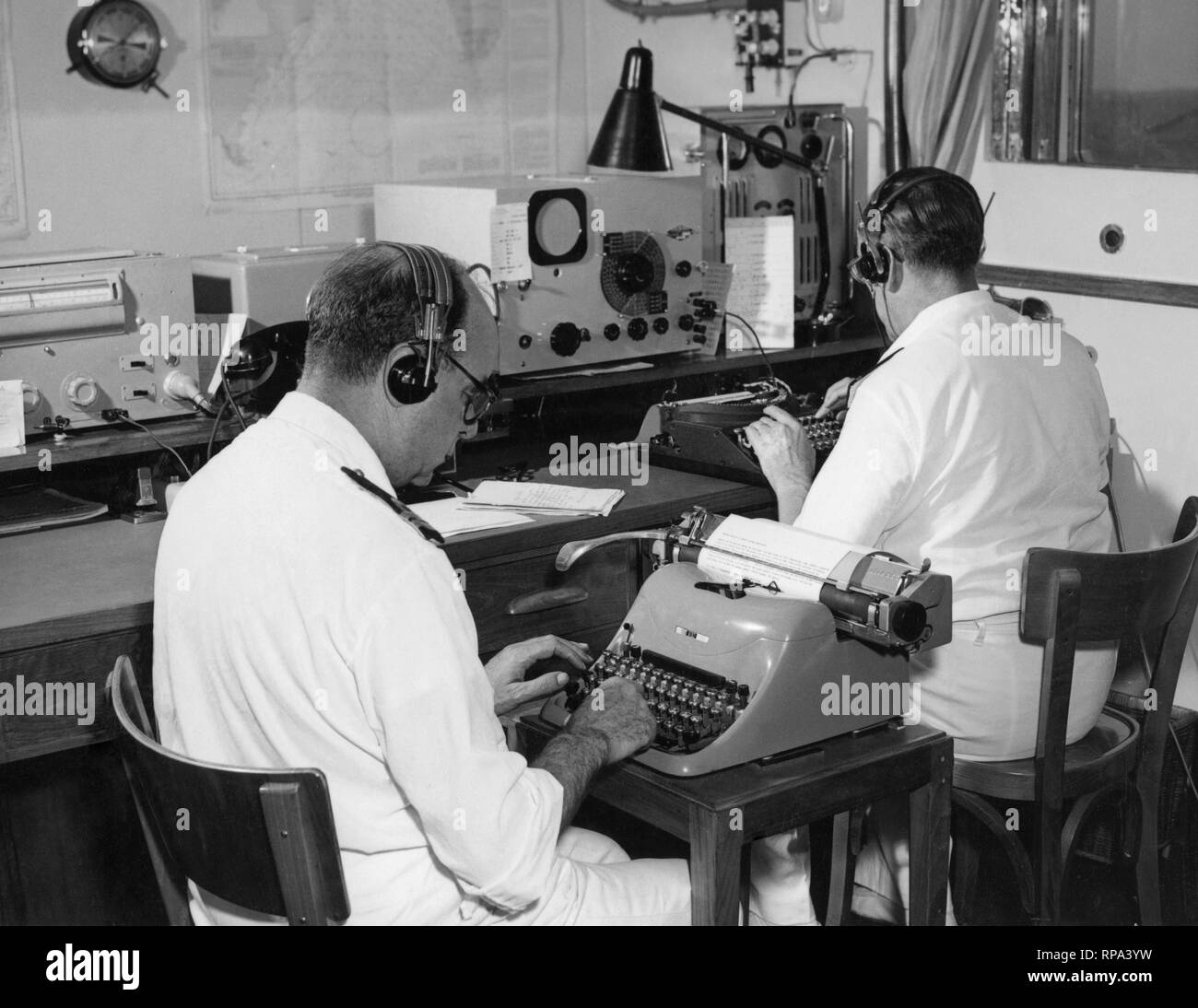 Radiotelegraphist su giulio cesare nave da crociera, 1953 Foto Stock