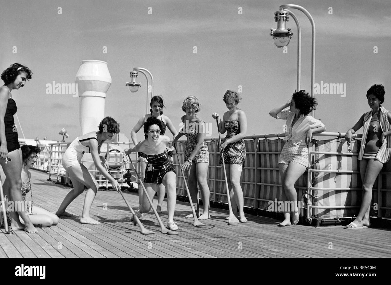 I turisti a giocare su giulio cesare nave da crociera, 1959 Foto Stock