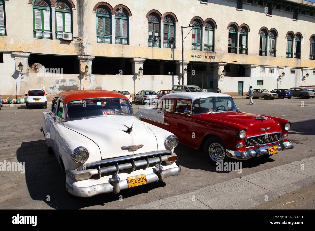 L'Avana - gennaio 30: Classic American Cars on gennaio 30, 2011 a L'Avana. Recente modifica della legge consente i cubani al commercio di automobili di nuovo. La maggior parte delle automobili di Cub Foto Stock