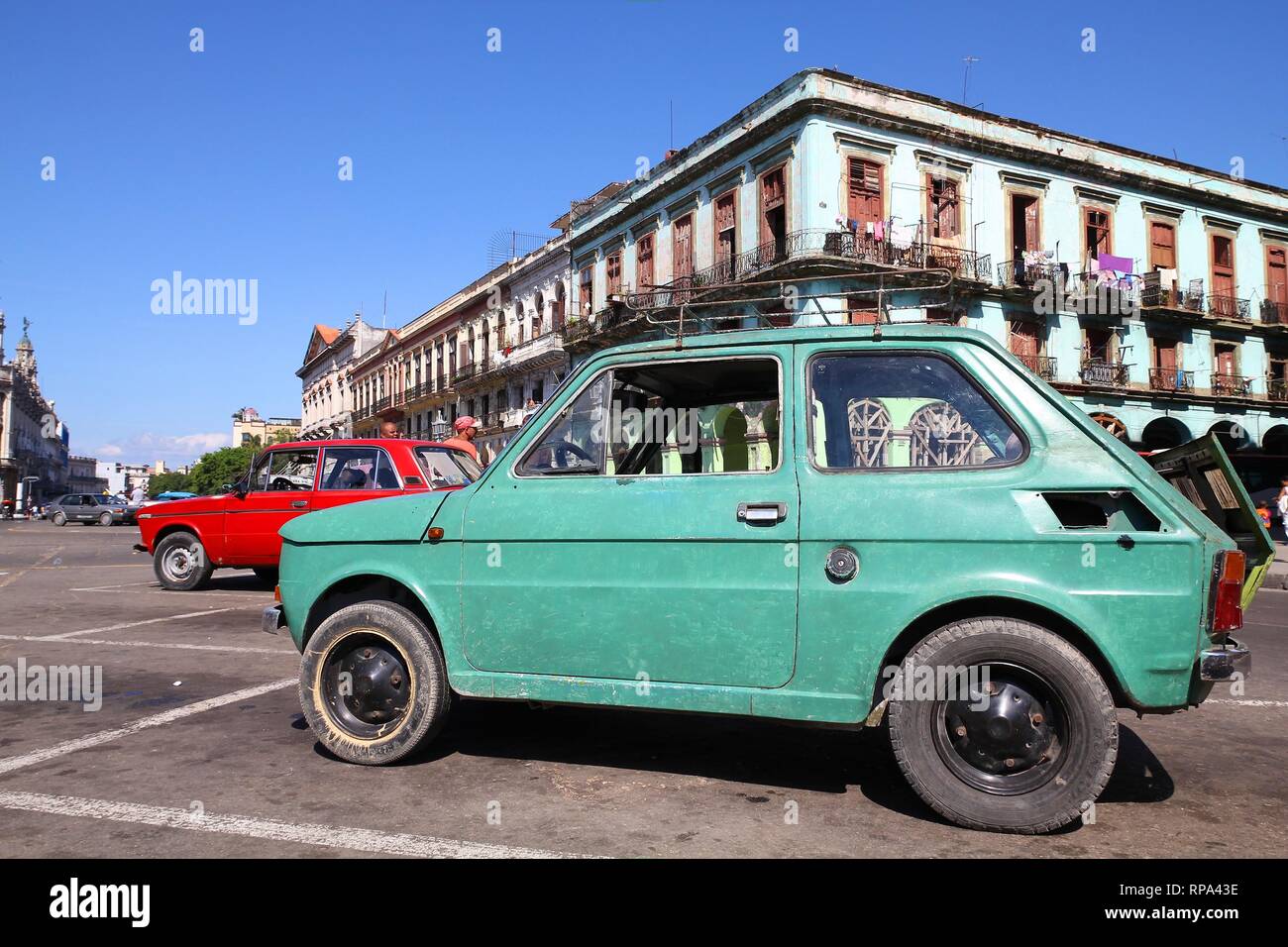 L'Avana - 30 gennaio: la gente a piedi passato antico polacco 126 Fiat auto su gennaio 30, 2011 a L'Avana. Recente modifica della legge consente i cubani al commercio di automobili ancora Foto Stock