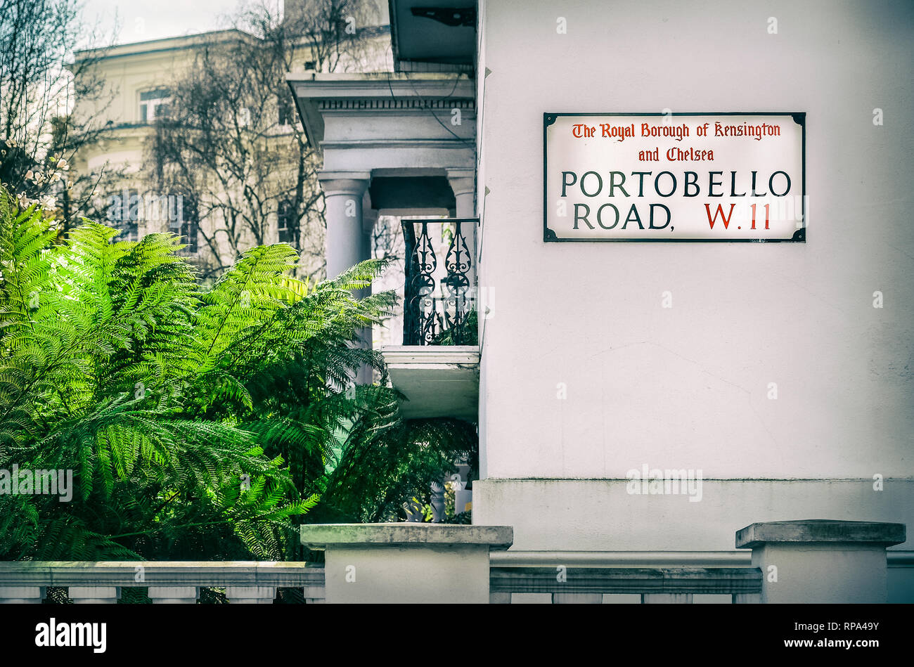 Portobello Road strada segno con impianti ed edifici a Notting Hill, Londra, Inghilterra Foto Stock