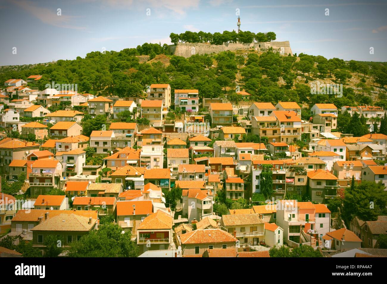 Croazia - Sibenik in Dalmazia. Paesaggio urbano mediterraneo con fortezza. Lavorazione trasversale vintage stile di colore. Foto Stock