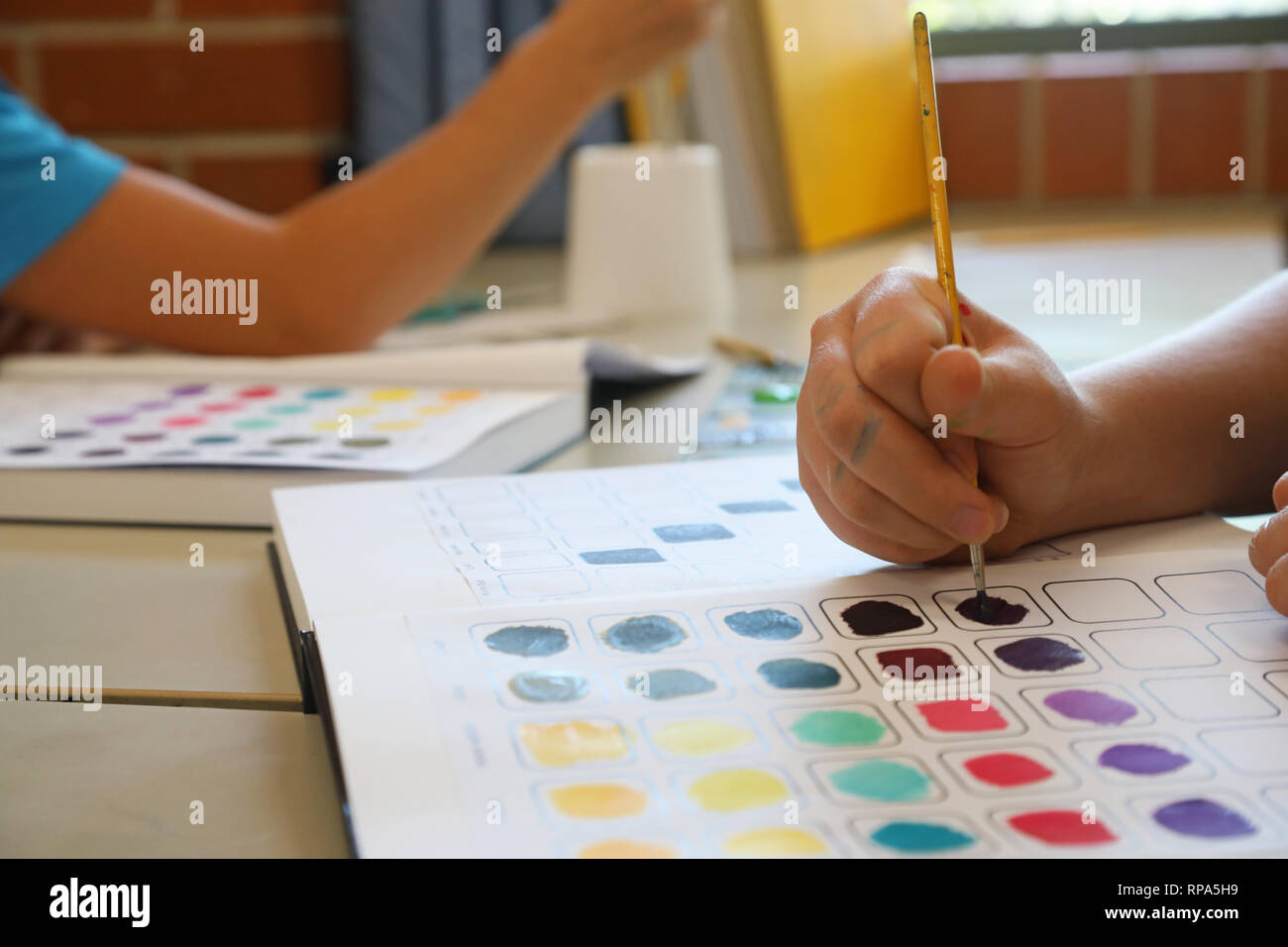 Gli studenti che lavorano in arte visiva diari di processo di esplorazione di sperimentare con la teoria dei colori. Pittura in cartelle di lavoro. Arti Creative concetto di istruzione Foto Stock