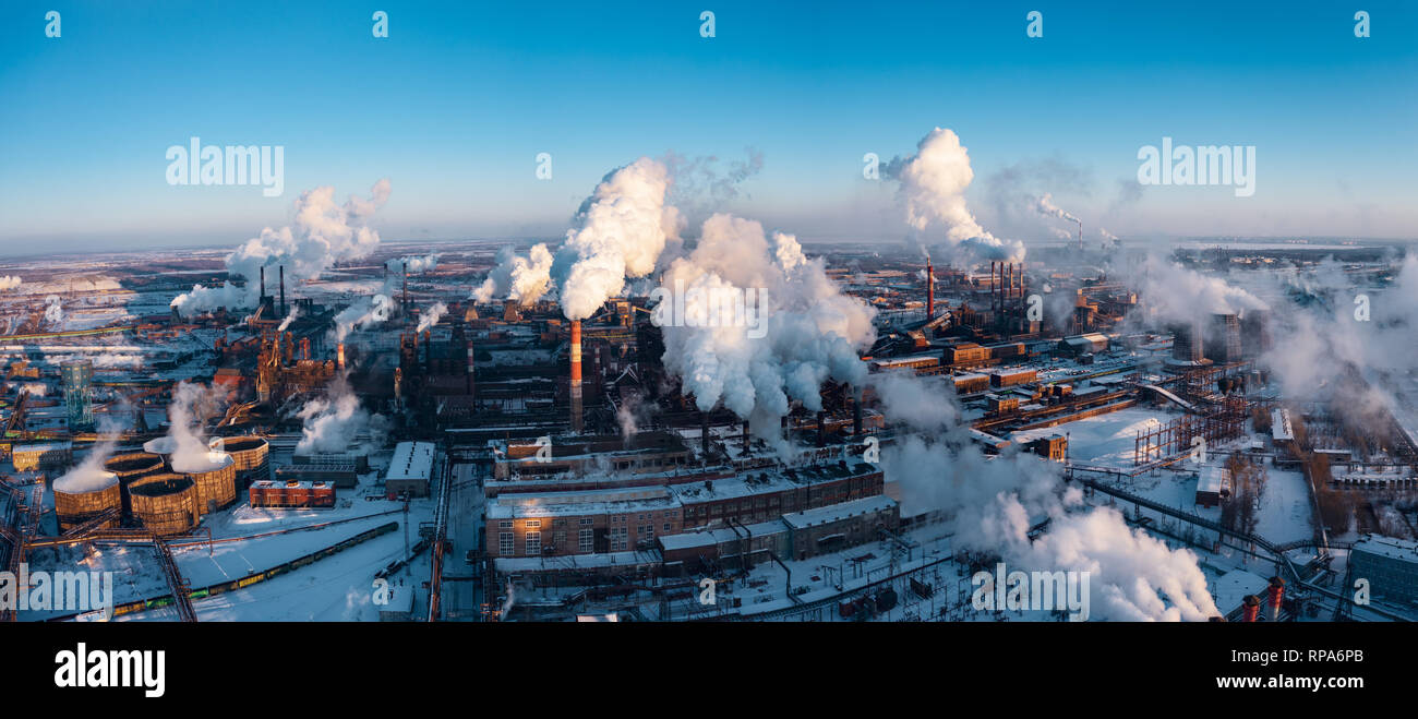Vista panoramica di industria pesante con impatto negativo sulla natura; le emissioni di CO2, tossici gas velenosi da camini; rusty sporco oleodotti e clou Foto Stock