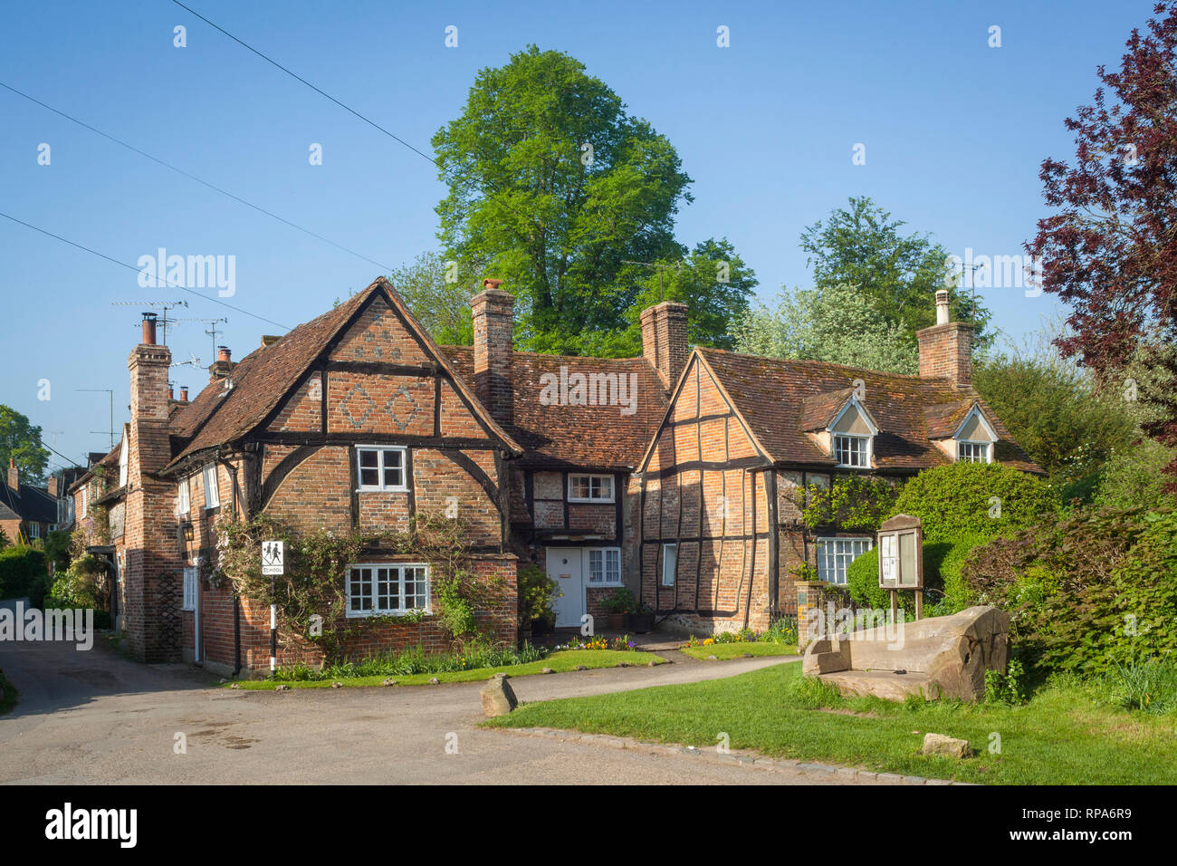 Periodo cottages di fronte alla chiesa di Turville, Buckinghamshire. Foto Stock