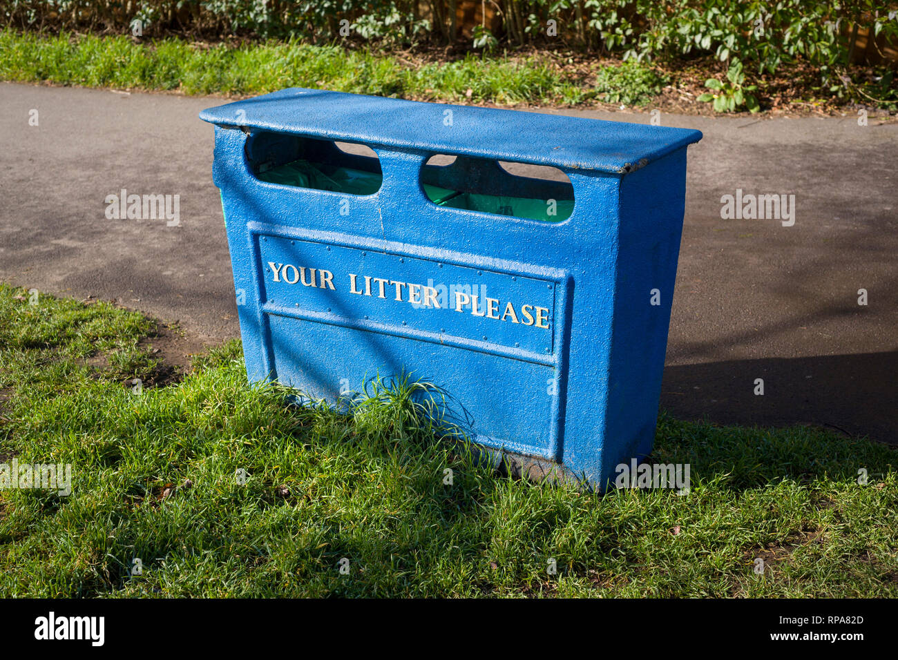 Colorati di blu dipinto di inferriata etichettato "i vostri rifiuti si prega di' in Christchurch Prati, Reading, Berkshire. Foto Stock