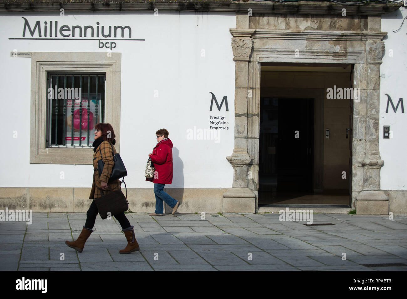 Viana do Castelo, Portogallo. Xx Febbraio 2019. La gente si vede a piedi dal Millennium BCP banca alla città vecchia a Viana do Castelo.Viana do Castelo è ricco di palazzi ornato di stemmi, chiese e monasteri, fontane monumentali e acqua caratteristiche che costituiscono una ricchezza del patrimonio che vale la pena visitare. Si trova sulle rive del fiume Lima e confina con l'Oceano Atlantico. Credito: Omar Marques/SOPA Immagini/ZUMA filo/Alamy Live News Foto Stock