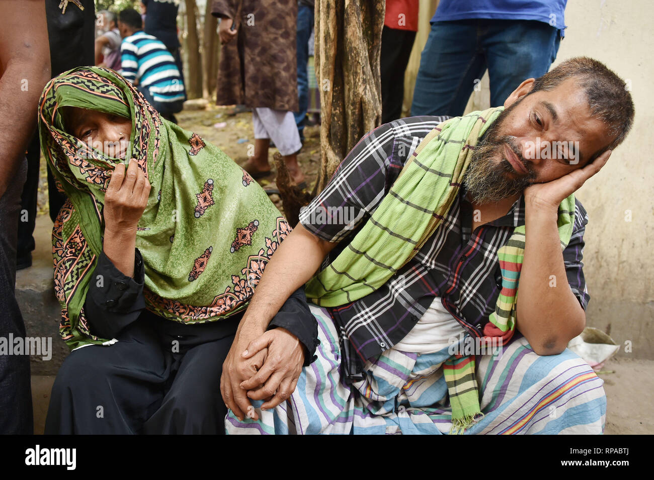 Dacca in Bangladesh. Il 21 febbraio, 2019. I parenti delle vittime di incendi urlate in un ospedale di Dacca, capitale del Bangladesh, Feb 21, 2019. Almeno 81 persone sono state uccise giovedì dopo un devastante incendio tore attraverso un numero di edifici nella parte vecchia della capitale del Bangladesh Dhaka. Il commissario della divisione di Dhaka, KM Ali Azam, Xinhua ha detto che hanno confermato la morte. Credito: Stringer/Xinhua/Alamy Live News Foto Stock