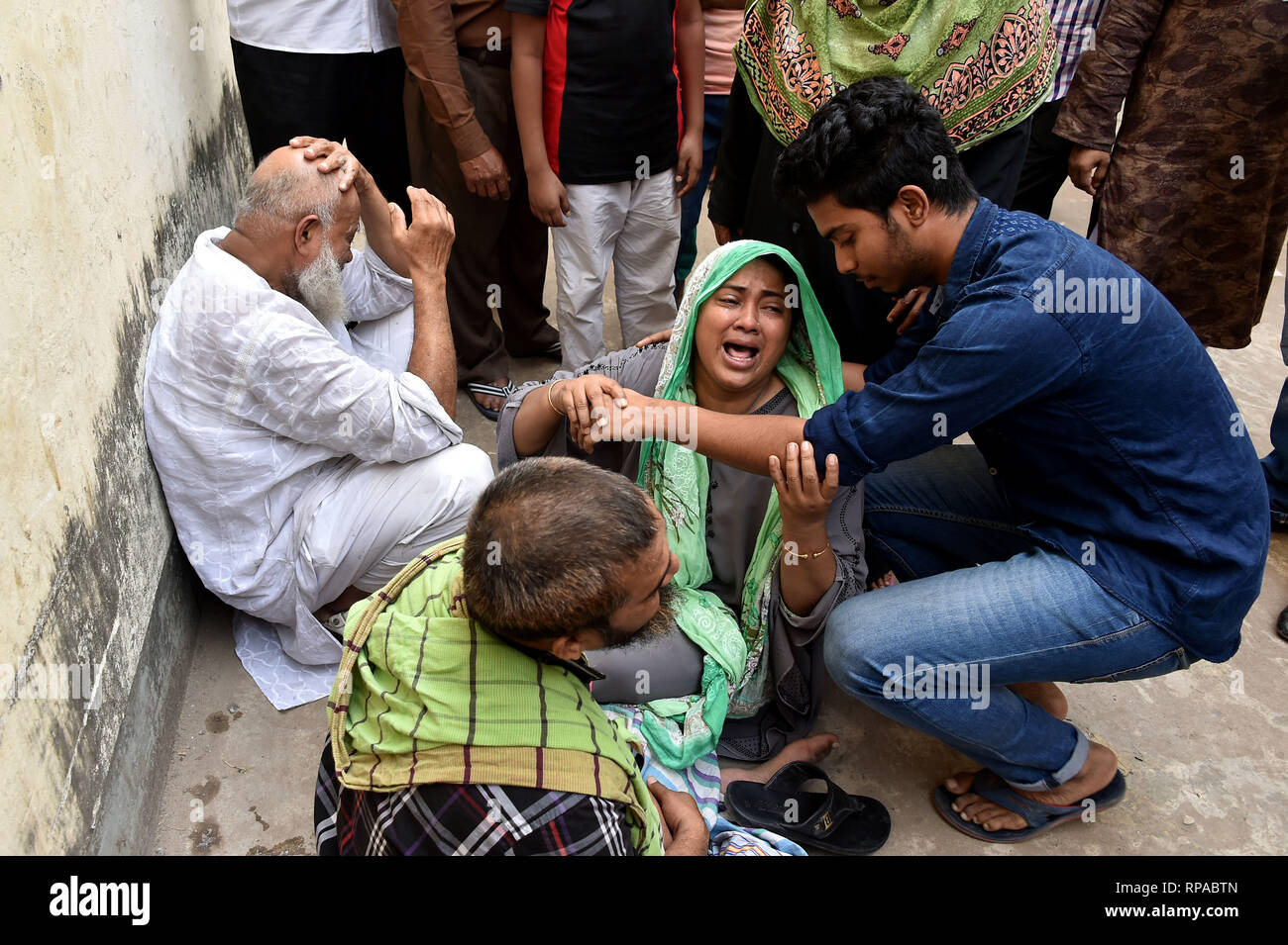 Dacca in Bangladesh. Il 21 febbraio, 2019. I parenti delle vittime di incendi urlate in un ospedale di Dacca, capitale del Bangladesh, Feb 21, 2019. Almeno 81 persone sono state uccise giovedì dopo un devastante incendio tore attraverso un numero di edifici nella parte vecchia della capitale del Bangladesh Dhaka. Il commissario della divisione di Dhaka, KM Ali Azam, Xinhua ha detto che hanno confermato la morte. Credito: Stringer/Xinhua/Alamy Live News Foto Stock