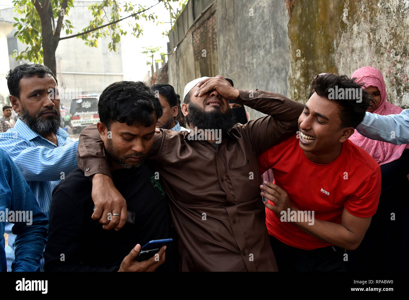 Dacca in Bangladesh. Il 21 febbraio, 2019. I parenti delle vittime di incendi urlate in un ospedale di Dacca, capitale del Bangladesh, Feb 21, 2019. Almeno 81 persone sono state uccise giovedì dopo un devastante incendio tore attraverso un numero di edifici nella parte vecchia della capitale del Bangladesh Dhaka. Il commissario della divisione di Dhaka, KM Ali Azam, Xinhua ha detto che hanno confermato la morte. Credito: Stringer/Xinhua/Alamy Live News Foto Stock