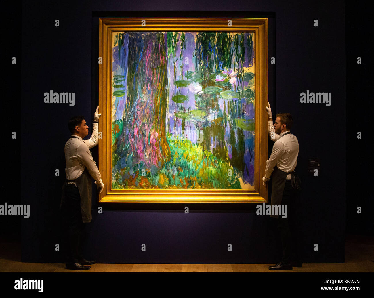 Londra, Regno Unito. Il 21 febbraio, 2019. Christie's personale rendono le regolazioni finali di Claude Monet è ' 'Saule Pleureur et bassin aux nympheas' stimati in almeno £40 milioni. Il Christie's "Impressionismo e arte moderna' vendita e "l'arte del surreale' vendita premere anteprima. La vendita si svolgerà non Febbraio 27th. Credito: Tommy Londra/Alamy Live News Foto Stock