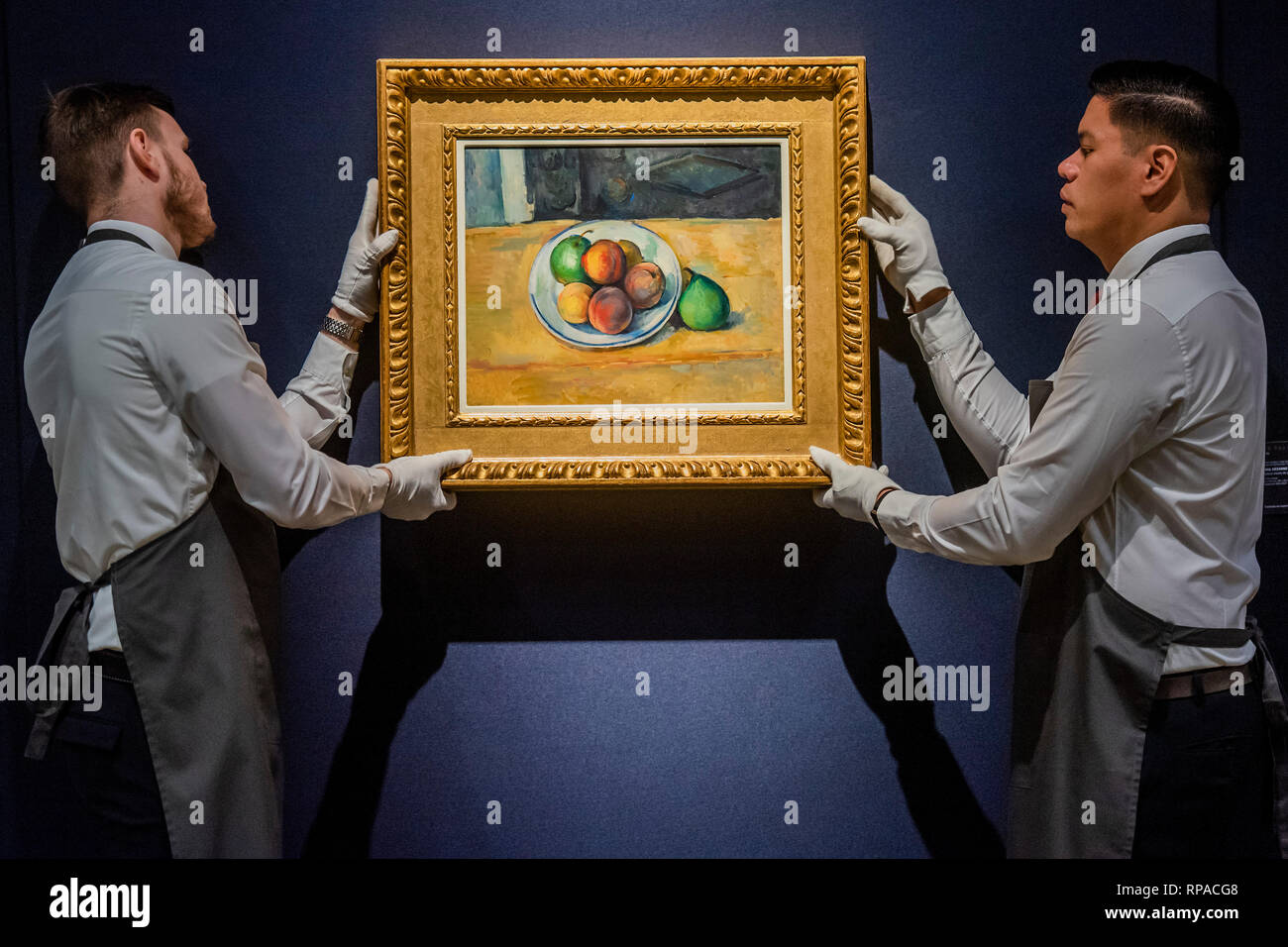 Londra, Regno Unito. Il 21 febbraio, 2019. Paul Cézanne (1839-1906), Nature morte de pêches et poires, est a circa £20m (c) - Christie's presenta una mostra di opere del suo imminente impressionista & Arte moderna e l'arte del surreale vendite che avrà luogo il 27 febbraio presso Christie's King Street. Credito: Guy Bell/Alamy Live News Foto Stock