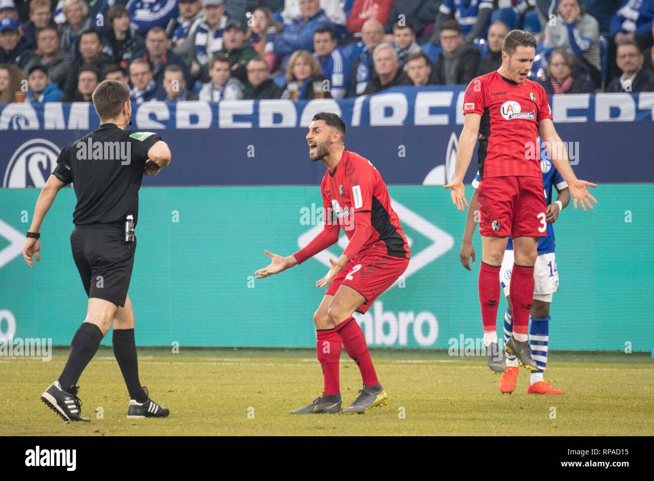 Che sta per andare in aria; Christian Guenter (Gunter, FR, r.) può non comprendere che egli riceve un cartellino giallo (dopo i duelli con Weston McKennie, non nell'immagine); anche Vincenzo GRIFO s (FR, Mi.) gestereichreiche denuncia trova arbitro Frank WILLENBORG (GER) no Gehoer; emozioni, denuncia, denuncia di smarrimento; Soccer 1. Bundesliga, 22. Giornata, FC Schalke 04 (GE) - SC Friburgo (FR) 0: 0, il 16.02.2019 a Gelsenkirchen/Germania. DFL regolamenti vietano qualsiasi uso delle immagini come sequenze di immagini e/o quasi-video | Utilizzo di tutto il mondo Foto Stock