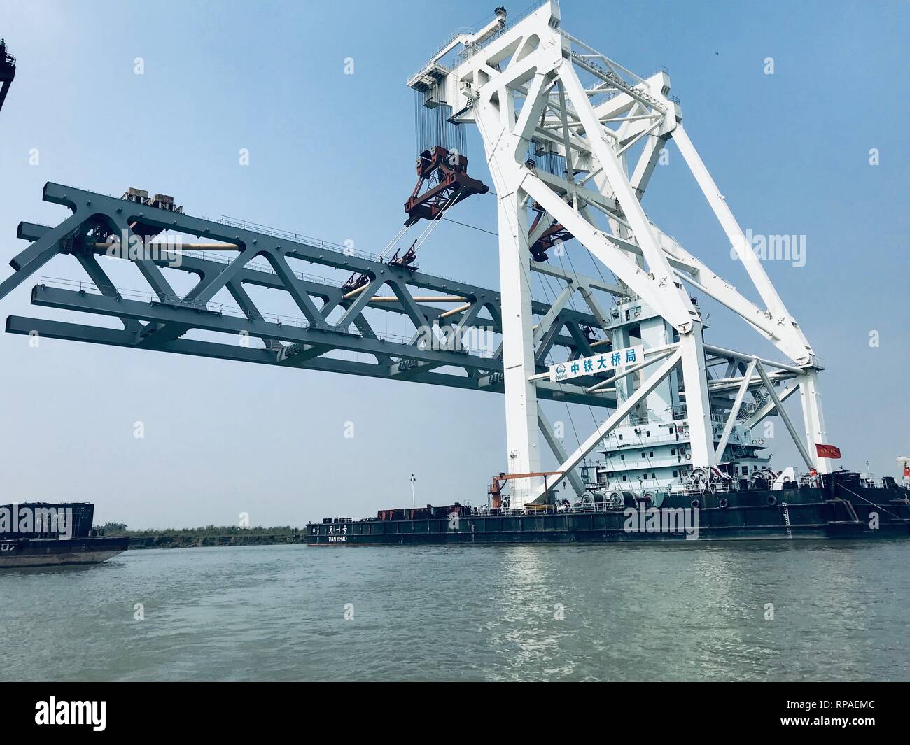 Dacca. Xx Febbraio 2019. Un 3,140-ton span è posto su pilastri di Padma ponte mediante una Cina-realizzato Crane nave in Bangladesh nel febbraio 20, 2019. Cina ponte di importanti società di ingegneria mercoledì installato con successo il 7° span del Bangladesh il più grande ponte Padma, rendendo oltre 1 km del ponte visibile così lontano. Credito: Zhu Wenyu/Xinhua/Alamy Live News Foto Stock