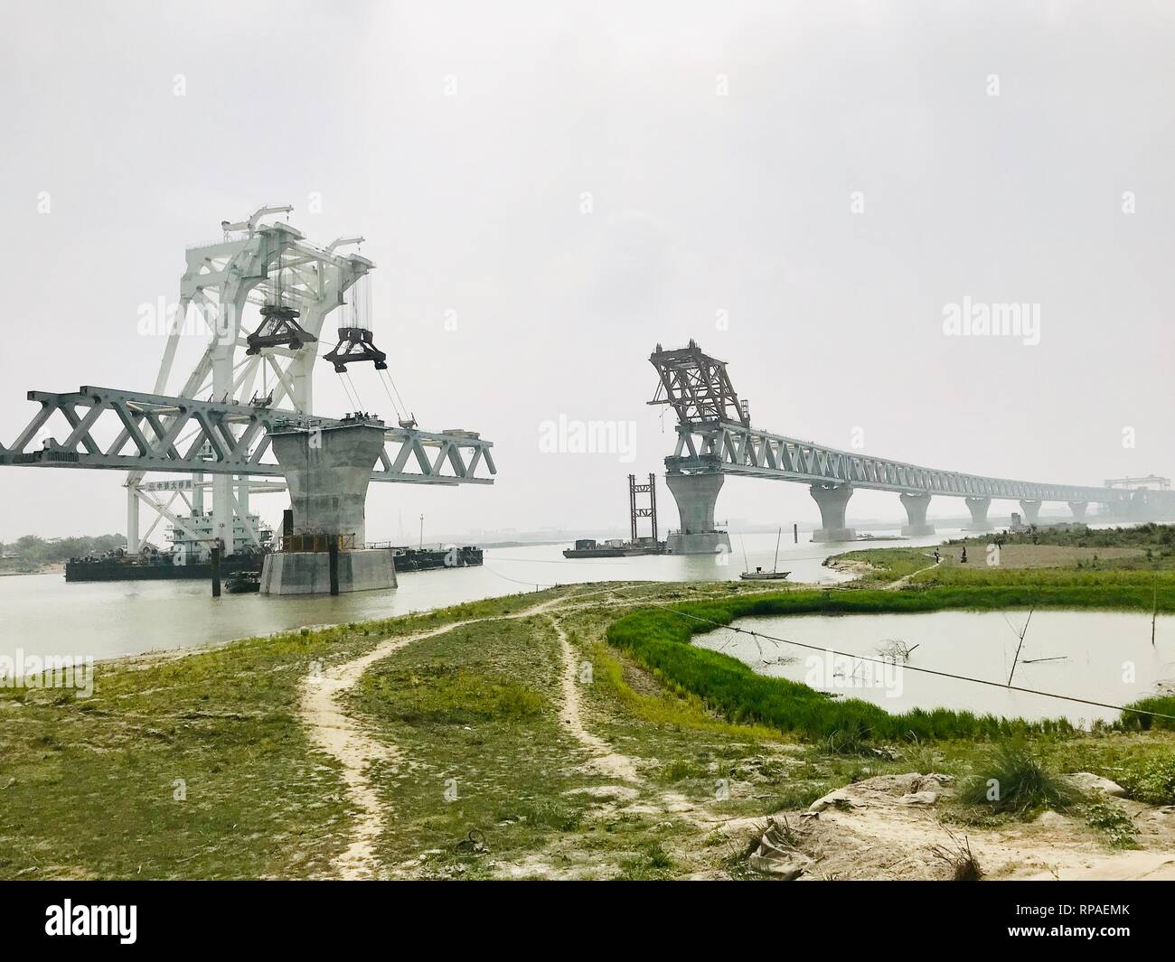 Dacca. Xx Febbraio 2019. Un 3,140-ton span è posto su pilastri di Padma ponte mediante una Cina-realizzato Crane nave in Bangladesh nel febbraio 20, 2019. Cina ponte di importanti società di ingegneria mercoledì installato con successo il 7° span del Bangladesh il più grande ponte Padma, rendendo oltre 1 km del ponte visibile così lontano. Credito: Zhu Wenyu/Xinhua/Alamy Live News Foto Stock