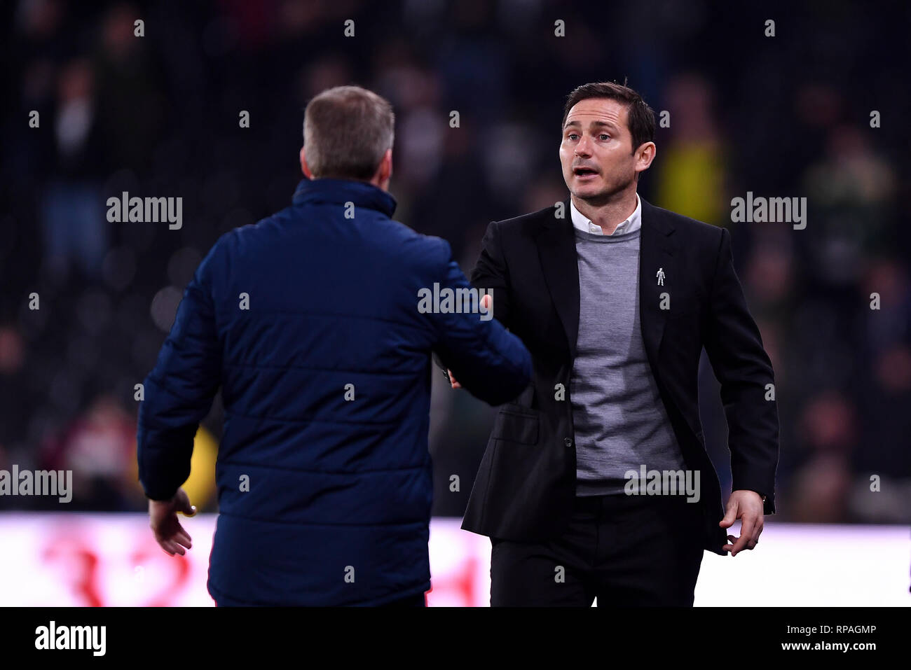 Derby, Derbyshire, Regno Unito. Xx Febbraio 2019. Derby County Manager Frank Lampard scuote le mani con il Millwall Manager Neil Harris dopo il fischio finale durante il cielo di scommessa match del campionato tra Derby County e il Millwall al Pride Park, Derby mercoledì xx febbraio 2019. (Credit: MI News | Alamy) Credito: MI News & Sport /Alamy Live News Foto Stock