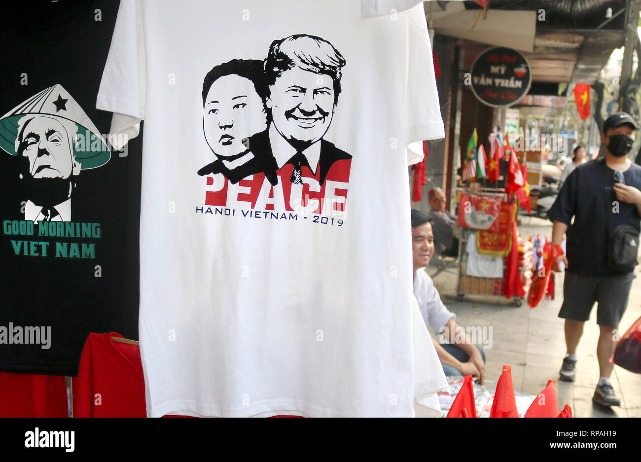21 febbraio 2019, il Vietnam Hanoi: T-shirt che mostra i ritratti del Presidente americano Trump e nord coreano Kim righello sopra il 'pace' lettering appendere su uno stand di vendita. (A dpa 'Kegelhut-Trump e 'pace' con Kim: T-Shirt sono in Hanoi il racer' Foto: Bac Pham/dpa Foto Stock