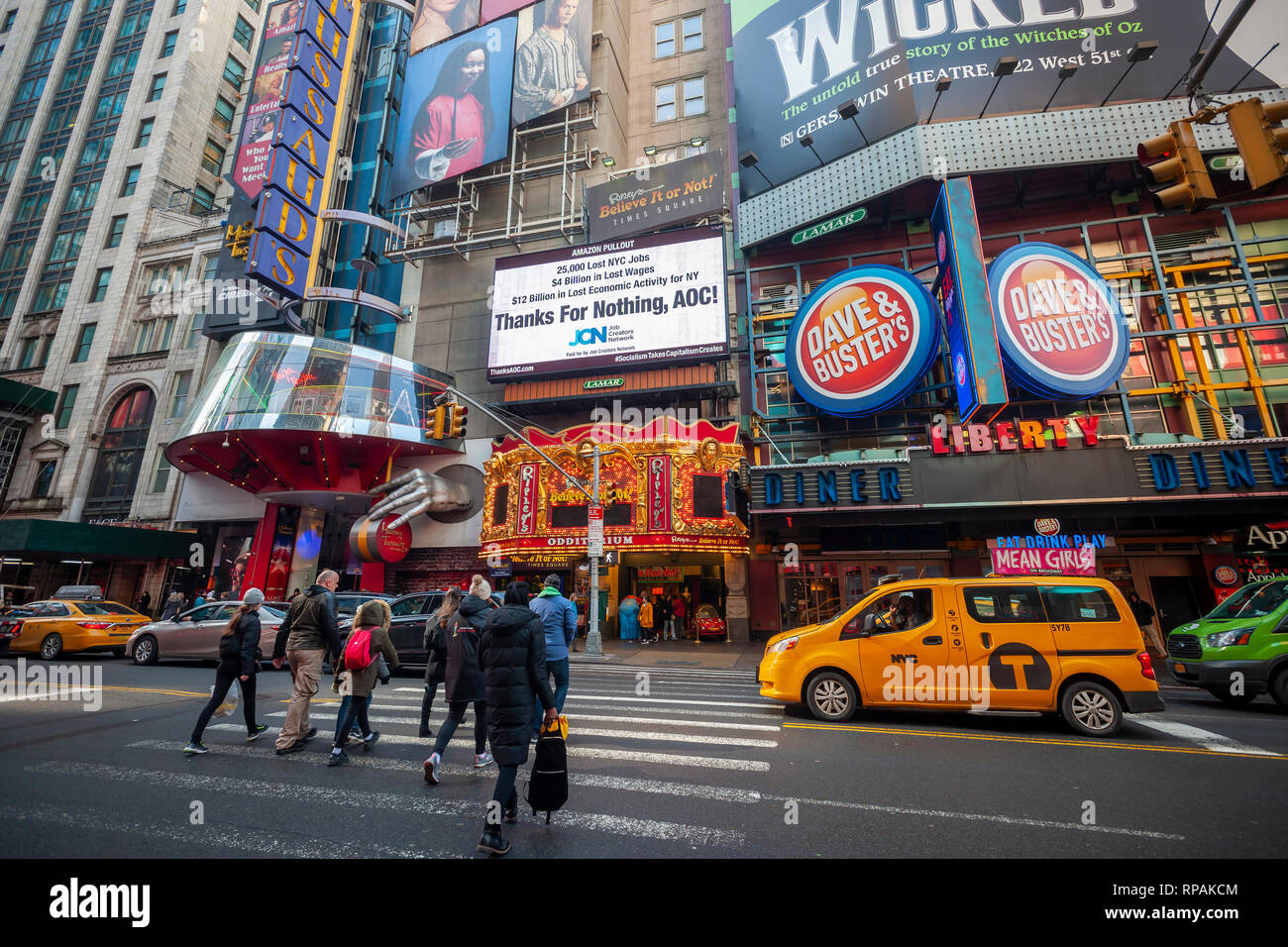 New York, Stati Uniti d'America. 21 feb 2019. Un tabellone elettronico in  Times Square a New York il giovedì, 21 febbraio 2019 chastises Alessandria  Ocasio-Cortez (AOC) (D-NY) per schiacciamento la trattativa tra