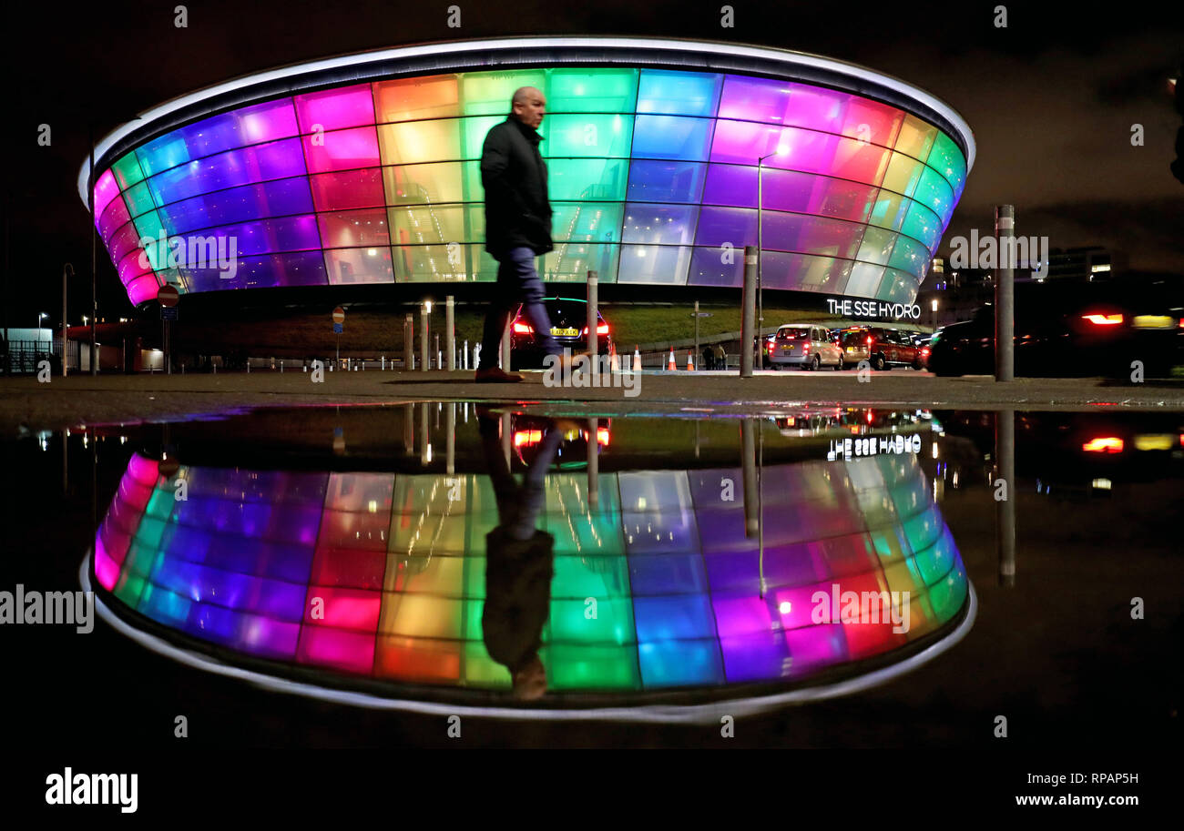 Il SSE idro indoor arena edificio sulle rive del fiume Clyde, Glasgow, è illuminata in arcobaleno di colori della bandiera di orgoglio per la storia LGBT mese. Foto Stock