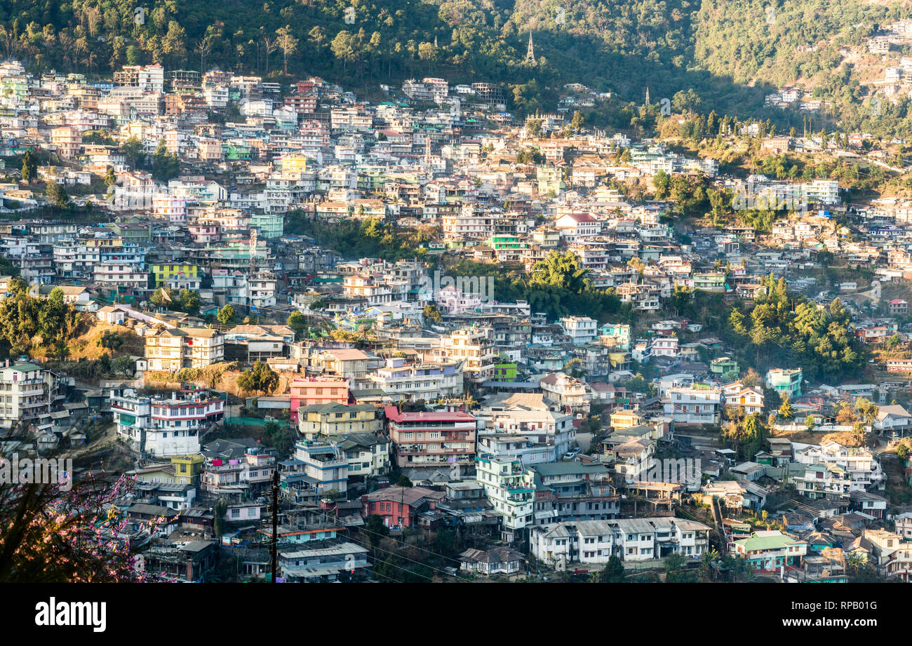 Paesaggio con edifici e abitazioni lungo la collina di Kohima, Nagaland, India Foto Stock