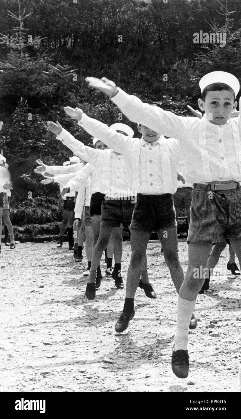 Ragazzi piccoli presso il villaggio di tci a Valganna, Italia, 1963 Foto Stock
