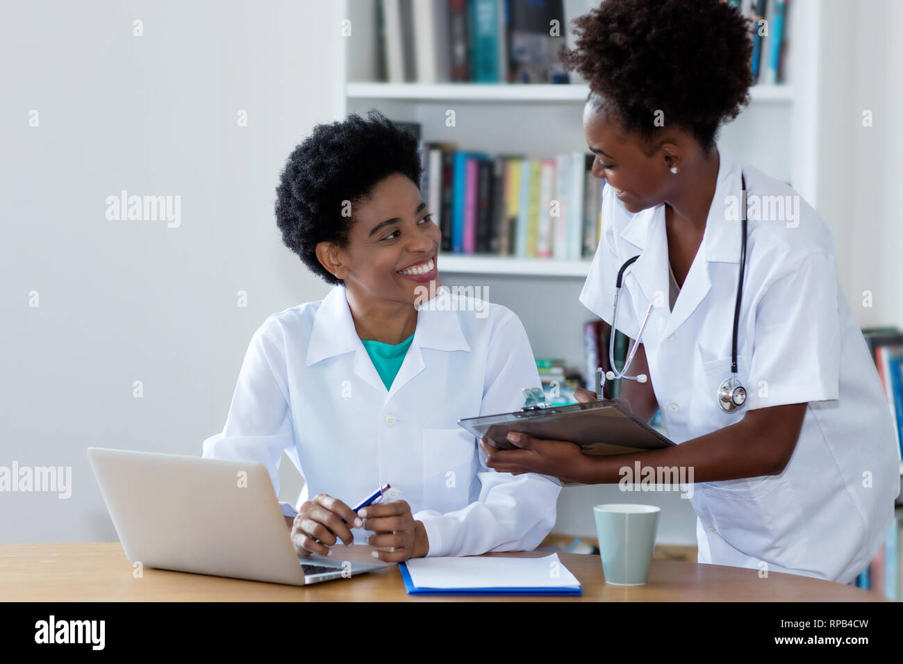 African American medico donna con giovani infermiera all ospedale Foto Stock