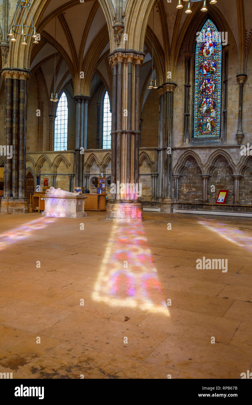 La luce del sole attraverso le finestre di vetro macchiate nel formare un pattern colorati, Cattedrale di Lincoln, città di Lincoln, Lincolnshire, East Midlands, England, Regno Unito Foto Stock