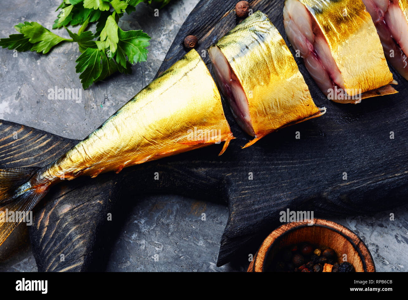 Pesce affumicato su cucina board.sgombro affumicato.pesce affumicato con spezie Foto Stock