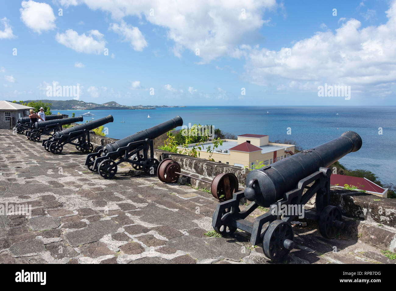 Fila di cannoni coloniale sui bastioni, Fort George, Città Vecchia, St.George's, Grenada, Piccole Antille, dei Caraibi Foto Stock