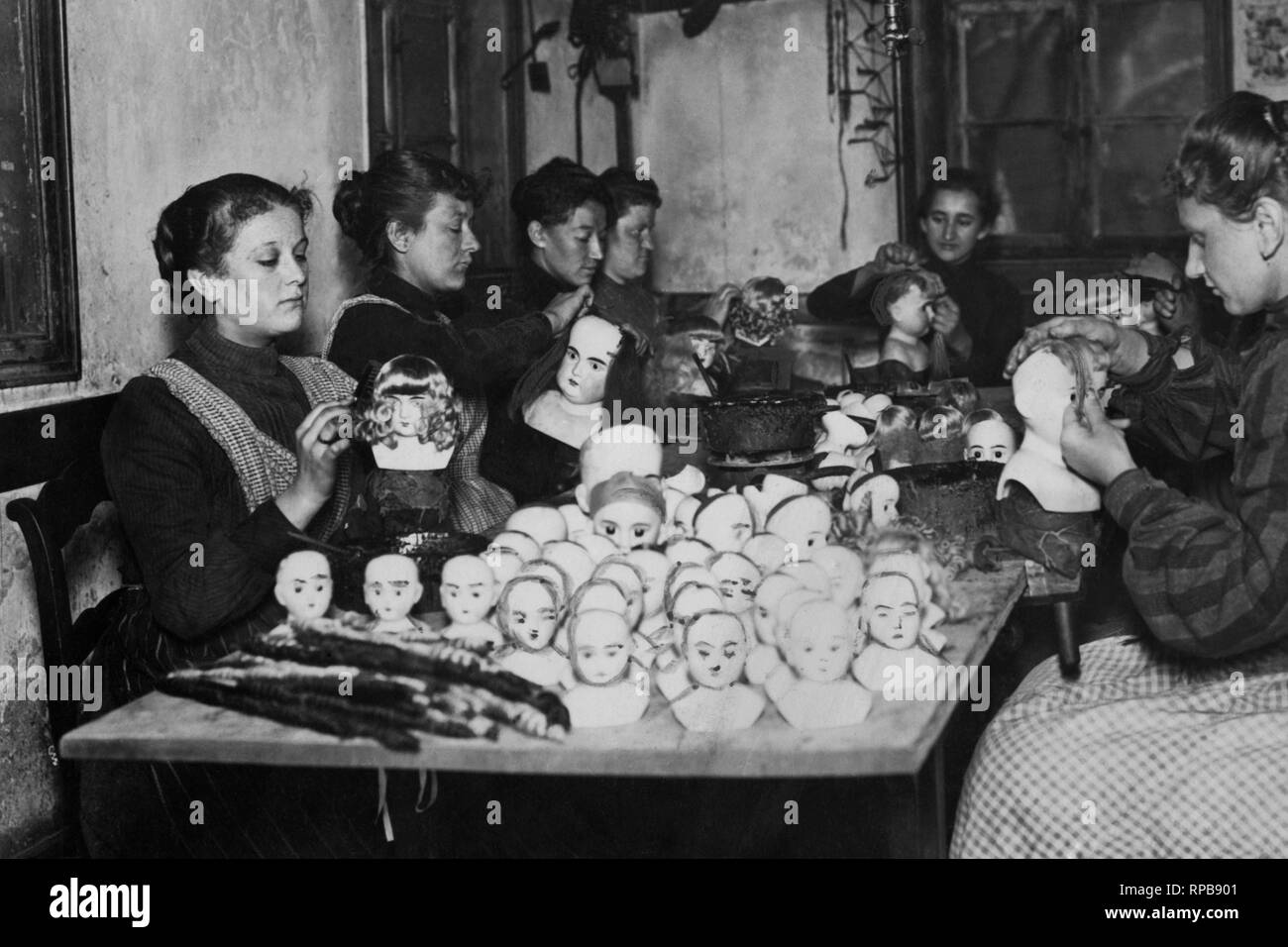 Italia 1910, bambole artigianali Foto Stock