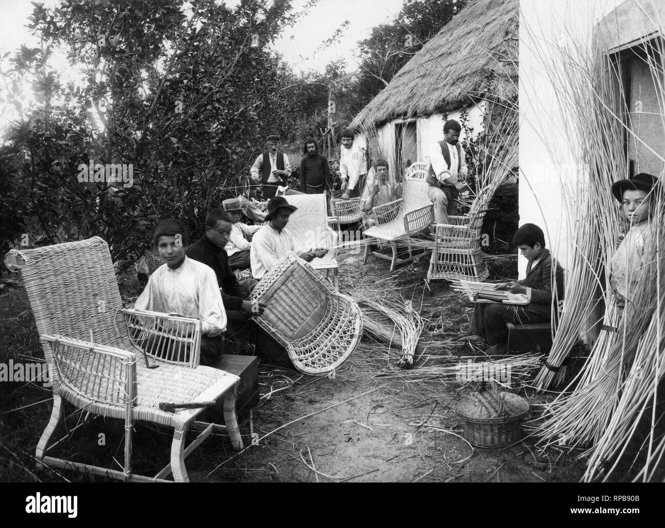 Produzione artigianale di mobili in vimini, funchal, isolad di madeira, portogallo 1920 1930 Foto Stock