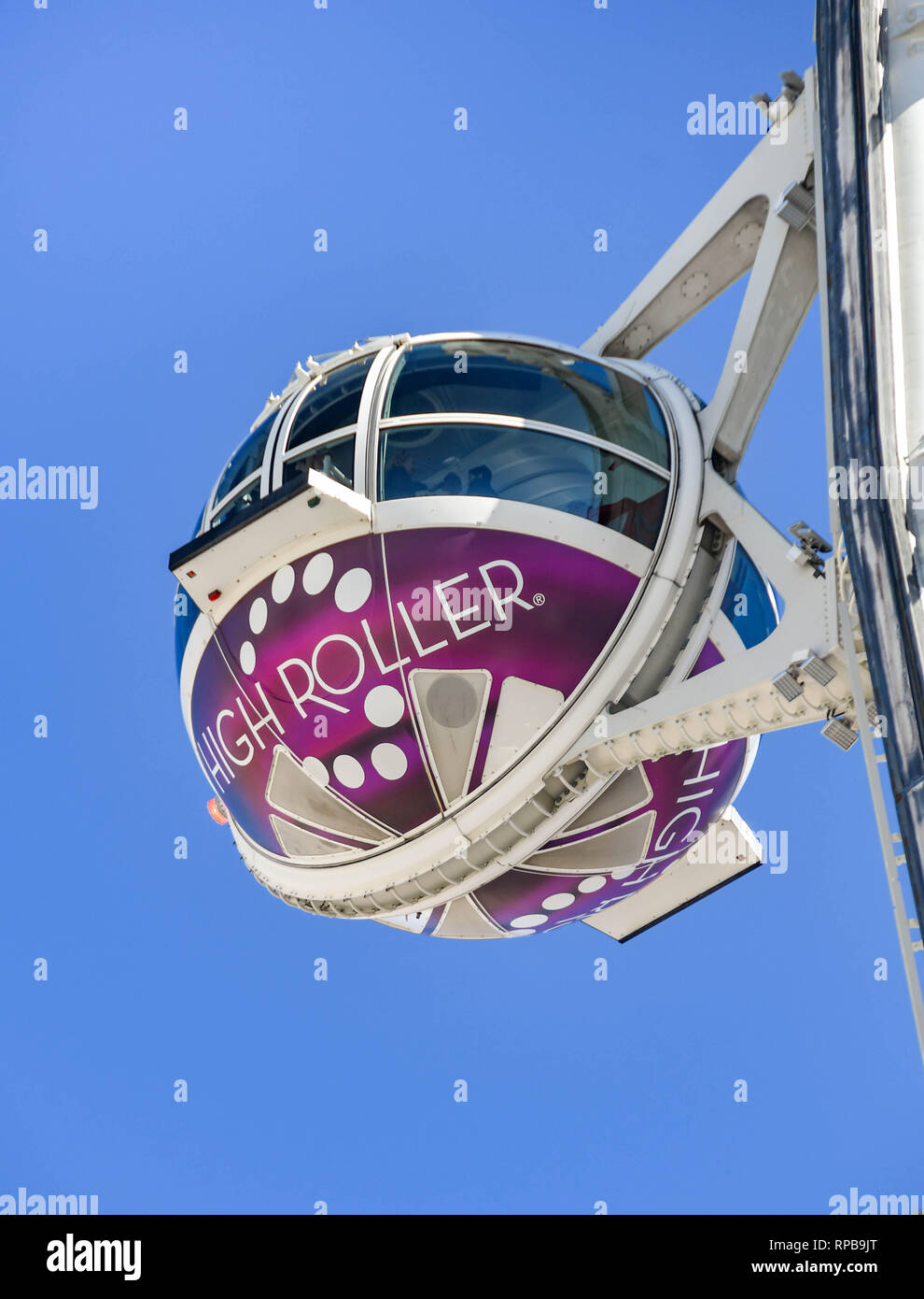 LAS VEGAS, NEVADA - Febbraio 2019: vista ravvicinata di una capsula in alto il rullo ruota gigante ride contro un cielo blu. Si tratta di un punto di riferimento Foto Stock