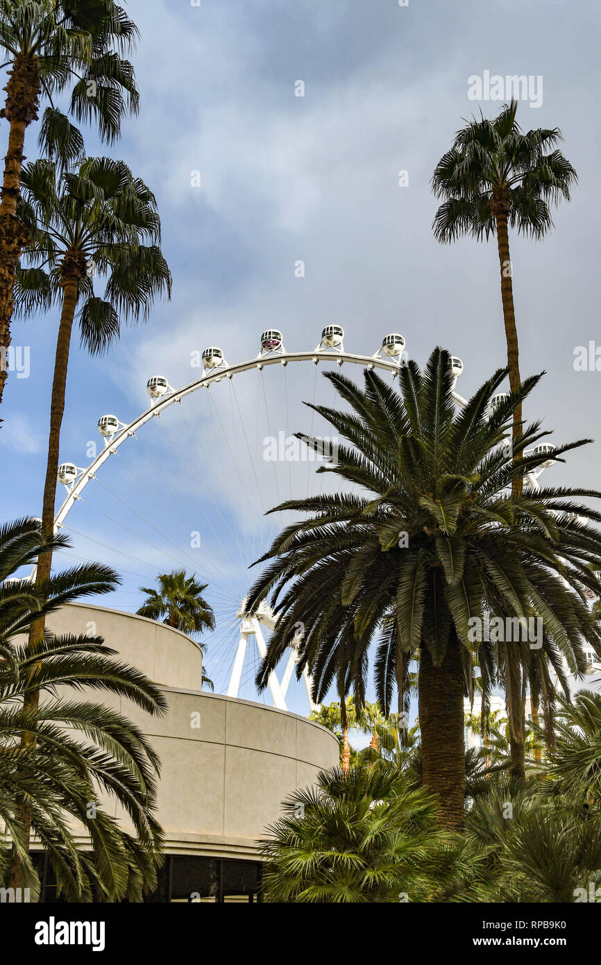 LAS VEGAS, NEVADA - Febbraio 2019: un ampio angolo di visione di capsule in alto il rullo ruota gigante ride in Las Vegas dietro palme nel giardino del Foto Stock