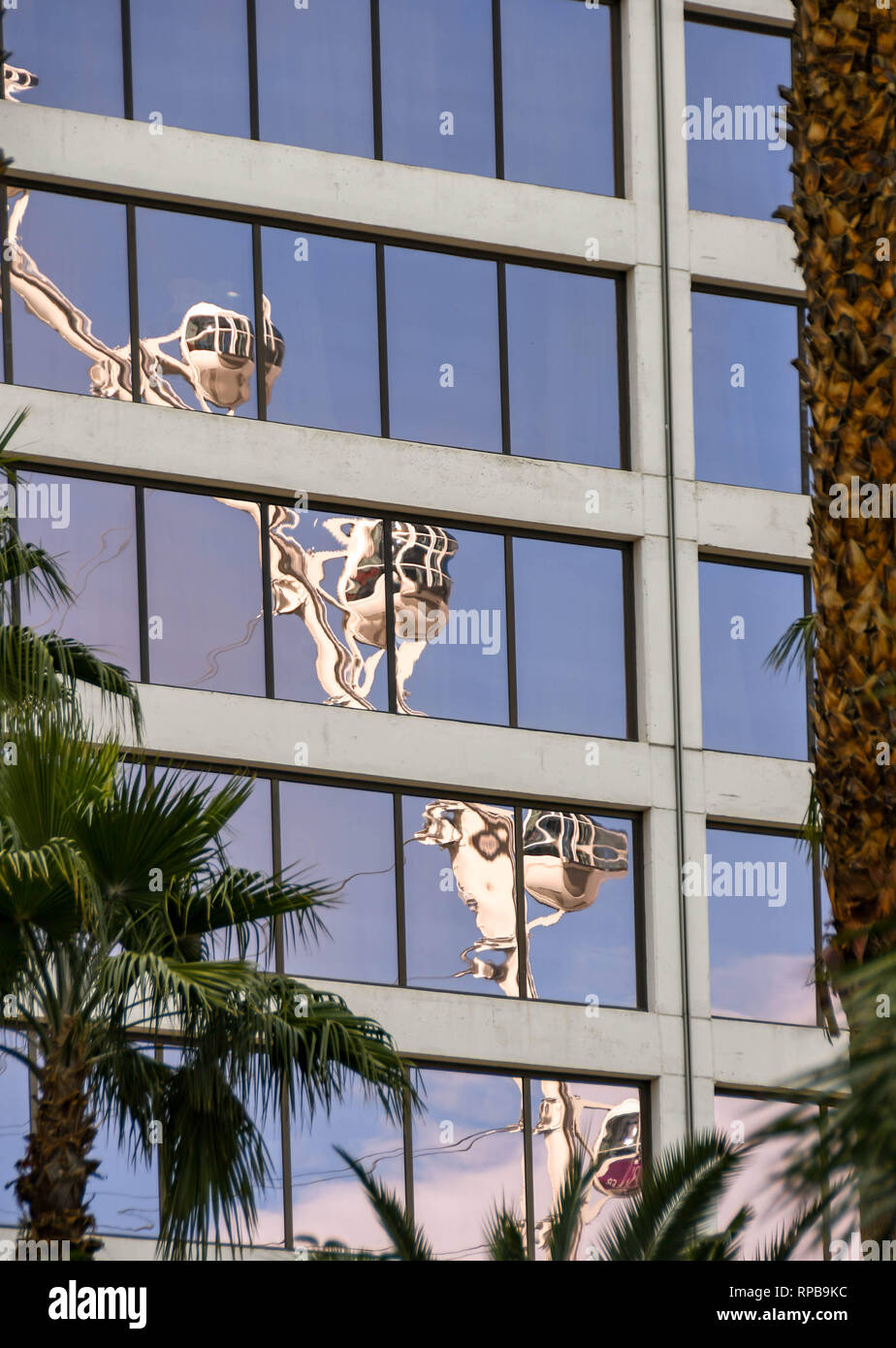 LAS VEGAS, NEVADA - Febbraio 2019: la riflessione di alto rullo ruota gigante ride in mirroring windows del Flamingo Hotel di Las Vegas. Foto Stock