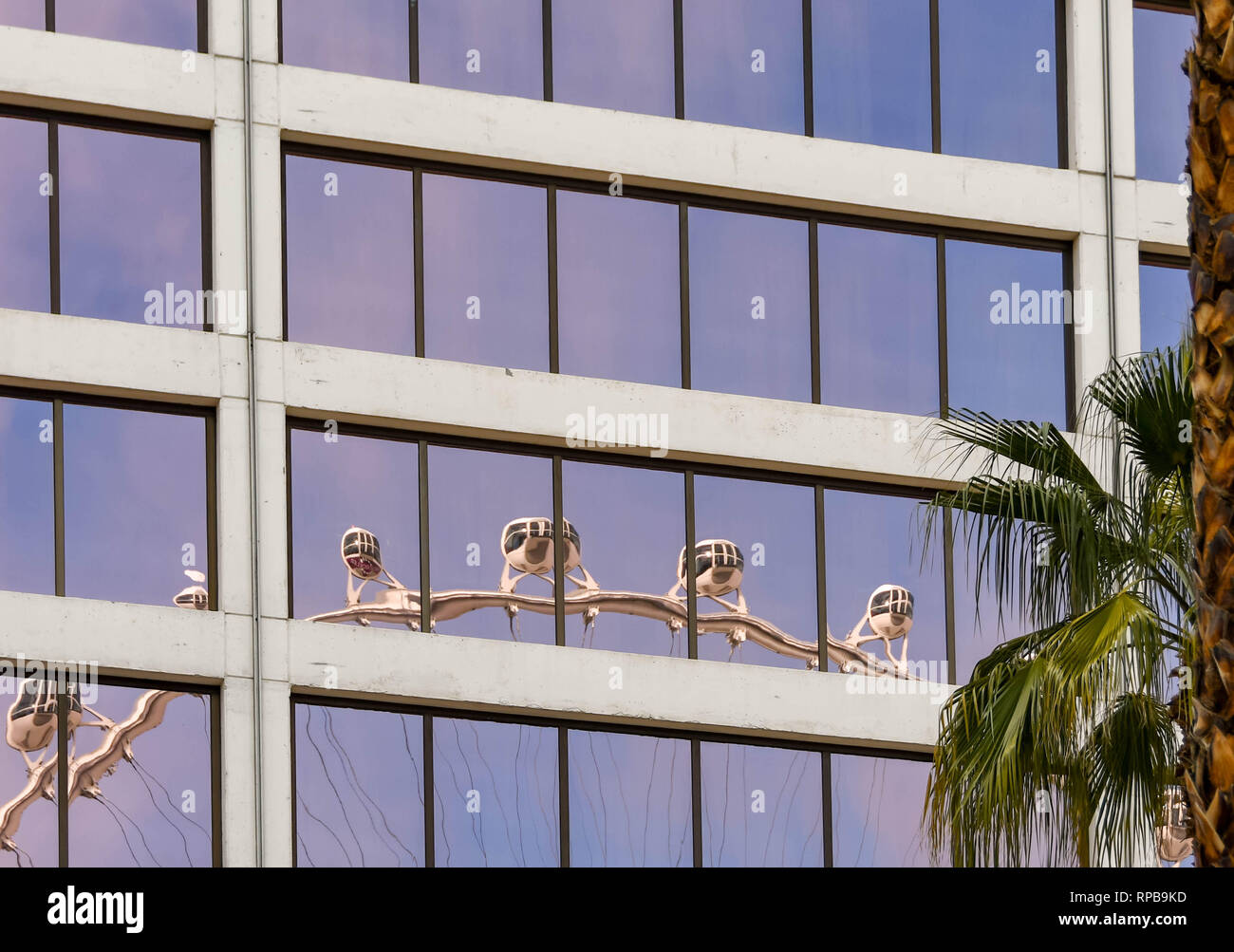 LAS VEGAS, NEVADA - Febbraio 2019: la riflessione di alto rullo ruota gigante ride in mirroring windows del Flamingo Hotel di Las Vegas. Foto Stock