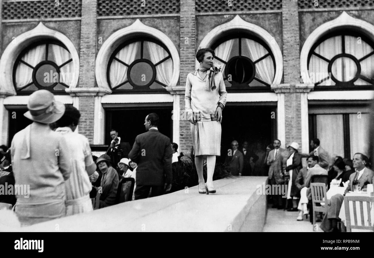 L'Italia, Lido di Venezia, la sfilata di moda presso l'Hotel Excelsior del Lido di Venezia, 1926 Foto Stock