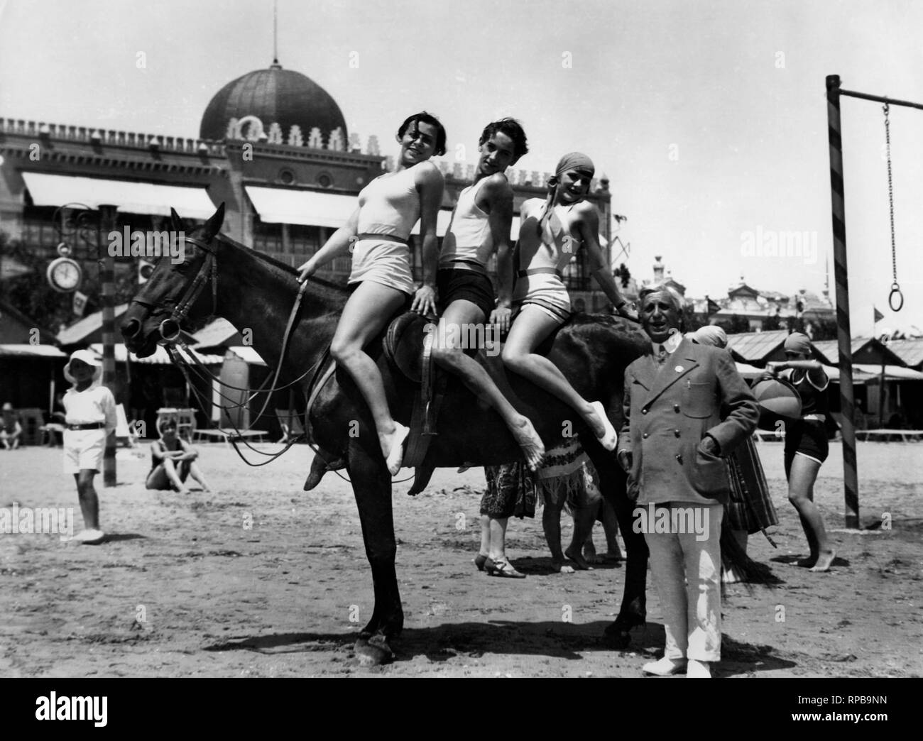 Sulla spiaggia dell'hotel Excelsior del Lido di Venezia, 1927 Foto Stock