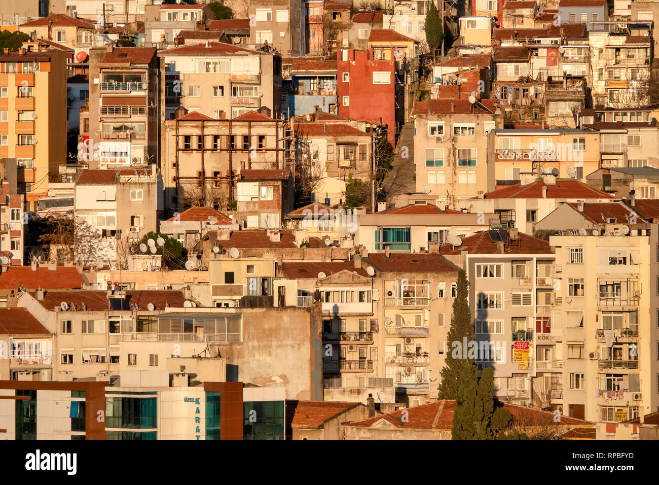 Vista degli edifici sulle colline di Izmir, Turchia Foto Stock