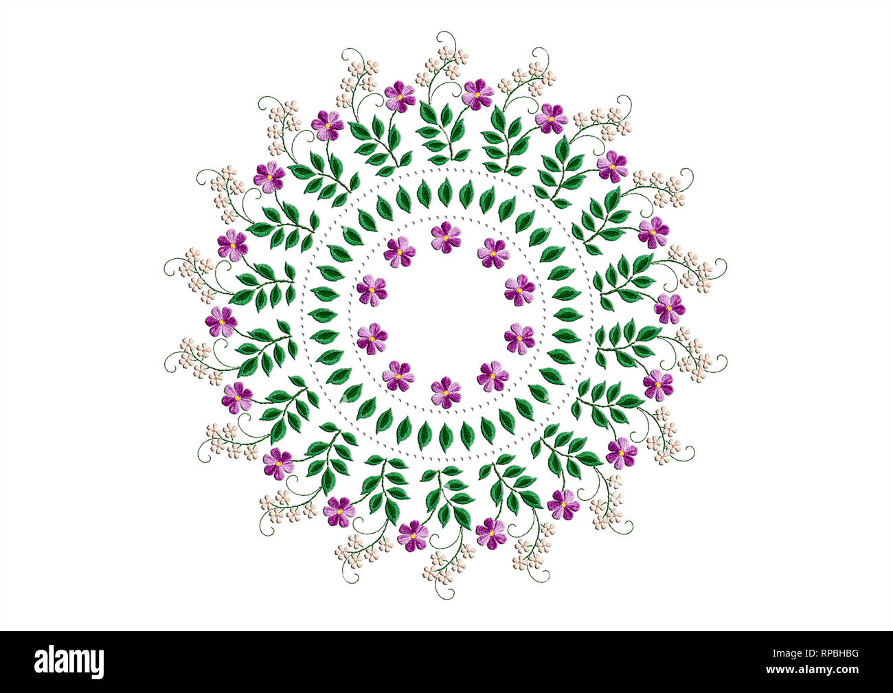 Ghirlanda ovale di ramoscelli ricamati con bianco e fiori viola con un telaio di foglie e perle su sfondo bianco Foto Stock