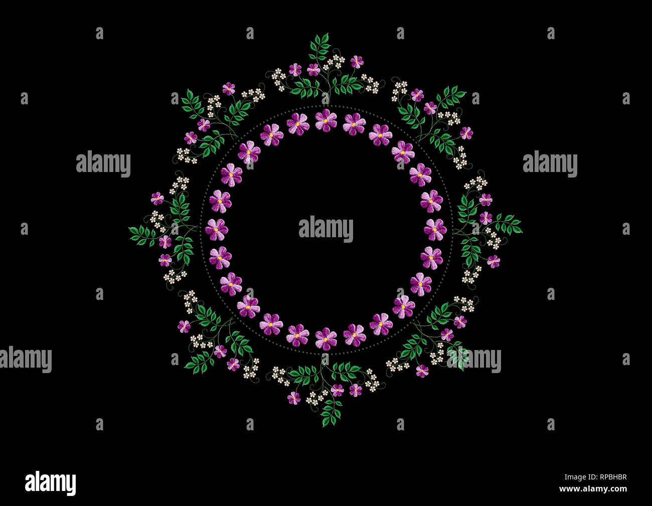 Cornice rotonda di fiori viola e perle in una corona di ramoscelli ricamati con bianco e fiori viola in su sfondo nero Foto Stock